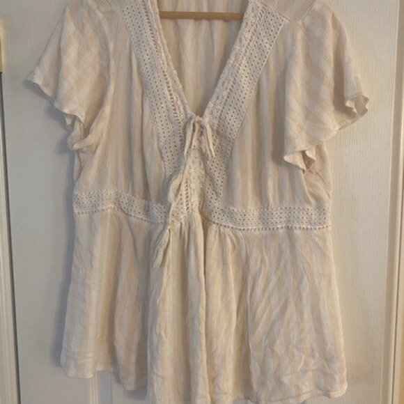 Torrid Women's White Tan Striped Crochet trim Flutter Sleeve top size 2/ 18-20 - Picture 1 of 7